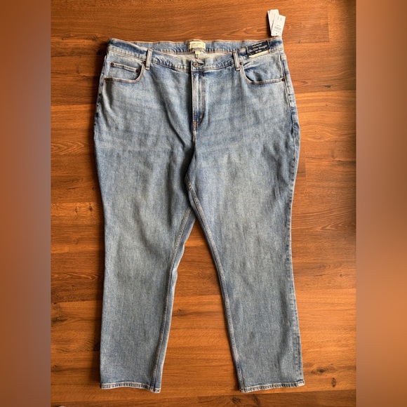 Abercrombie & Fitch Denim - ✨ NWT Abercrombie & Fitch Curve Love Ultra High Rise Slim Straight Jeans ✨